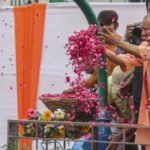 कांवड़ यात्रा में CM योगी का बड़ा संदेश, पुष्पवर्षा के जरिए 2027 की तैयारी?