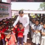 मुख्यमंत्री डॉ. यादव काफिला रुकवाकर पहुंचे स्कूल